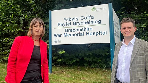 Jane Dodds MS & David Chadwick MP in front of Brecon Hospital