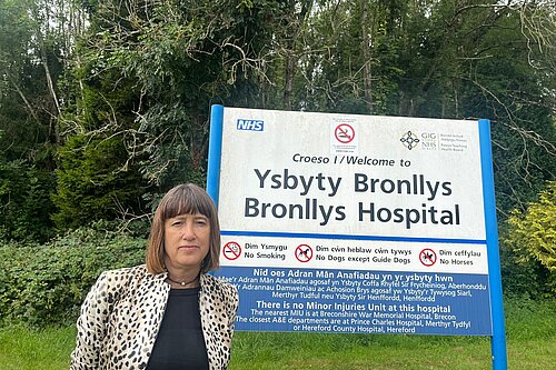 Jane Dodds MS in front of a local hospital