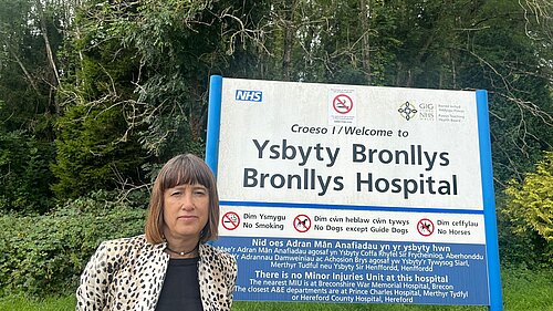 Jane Dodds MS in front of a local hospital