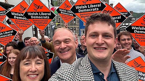 Jane Dodds, Ed Davey and David Chadwick take selfie with volunteers